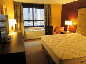 lot 134 image: Room 1005. King Bed, TV 42 LG, Small Safe, & More