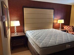 lot 19 image: Room 1617. King Bed, Mirrors, Framed Art, TV 42 LG, Small Safe, & More