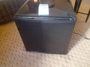 lot 282 image: Small Mini Fridge