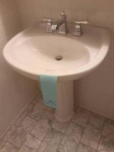 lot 285 image: Gorgeous Pedestal Sink