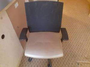 lot 671 image: Comfy Desk Chair