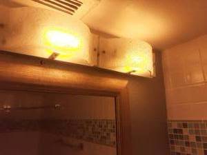 lot 681 image: Light Bar with 4 Lights and a Vanity Mirror