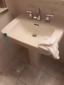 lot 682 image: Classic Pedestal Sink