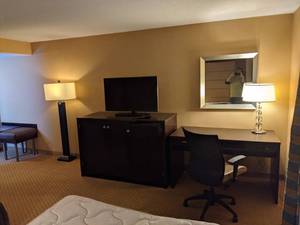 lot 36 image: Room 1512. 2 Full beds, Luggage Bench, 42 LG TV, Lamps, Mirrors and More