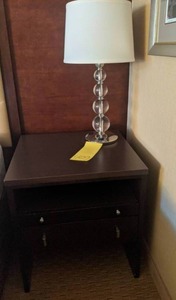 lot 409 image: Adorable Nightstand and Bubble Lamp