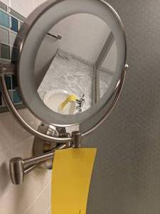 lot 424 image: Bathroom Accessories Magnifying Mirror, Towel Bars, & More