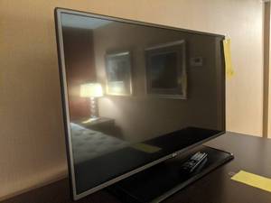 lot 456 image: LG 42 Flatscreen TV w Remote