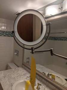 lot 461 image: Bathroom Accessories Magnifying Mirror, Towel Bars, & More