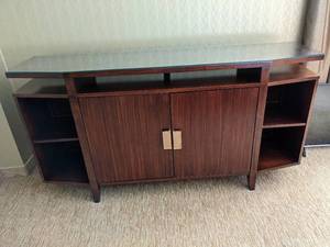 lot 293 image: Beautiful BarEntertainment center