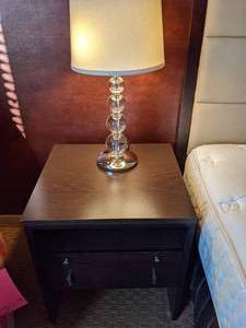 lot 302 image: Adorable Nightstand and Bubble Lamp