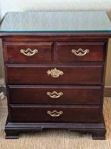 lot 258 image: Stunning 4-Drawer Dresser with Removable Glass Top