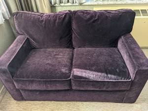 lot 291 image: Gorgeous Hekman Loveseat