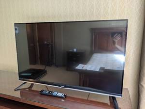lot 292 image: 42 LG Flatscreen TV w Remote