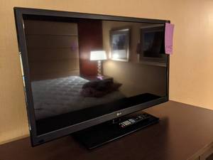 lot 555 image: LG 42 Flatscreen TV w Remote