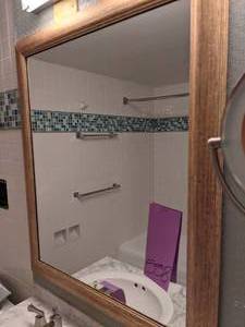 lot 558 image: Beautiful Large Mirror w Gold Frame