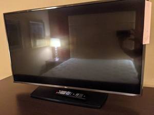 lot 612 image: LG 42 Flatscreen TV w Remote
