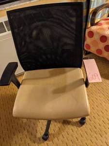 lot 609 image: Standard Black Desk Chair