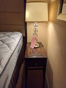 lot 623 image: Cute Small Nightstand and Bubble Lamp