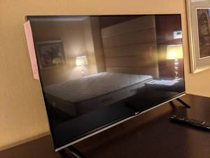 lot 633 image: LG Flatscreen TV w Remote