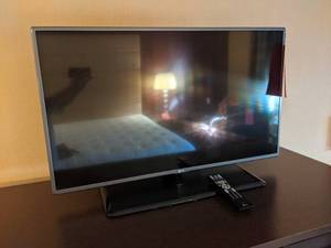 lot 309 image: 42 LG Flatscreen Tv w Remote