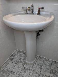 lot 285 image: Pedestal Sink