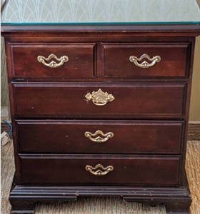 lot 260 image: Stunning 4-Drawer Dresser with Removable Glass Top