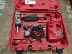 lot 512 image: Milwaukee M12 12 Volt Cordless Expa...
