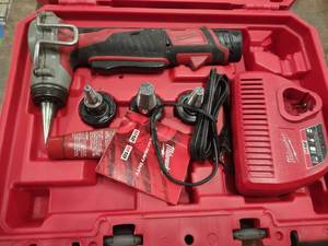 lot 514 image: Milwaukee M12 12 Volt Cordless Expa...