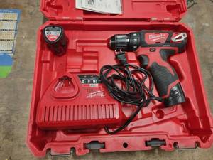 lot 519 image: Milwaukee 38 12 Volt Cordless Dri...