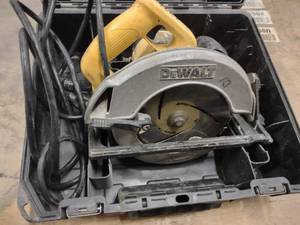 lot 530 image: Dewalt 7 14 Circular Saw with Brak...
