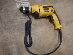 lot 540 image: Dewalt 38 Drill, Keyless Chuck, Ne...