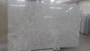 lot 48 image: (1) Slab Scalea Blonco Leblon, 75x1...
