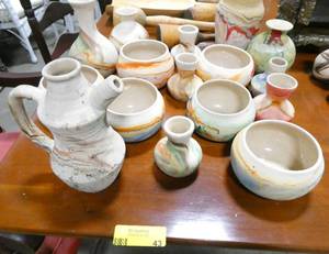lot 43 image: Large group of 16 Nemadji Indian pottery of various sizes and shapes