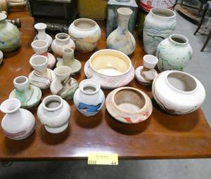 lot 44 image: Large group of 18 Nemadji Indian pottery of various sizes and shapes
