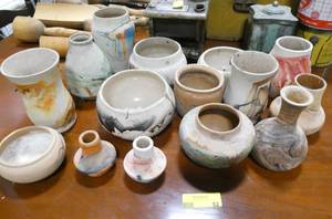 lot 52 image: Large group of 15 Nemadji Indian pottery of various sizes and shapes