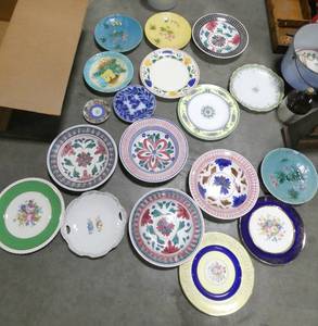 lot 102 image: Large group of 18 pieces of china from around the world and a bunch of plate hangers