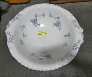 lot 105 image: Large wash basin in very good condition