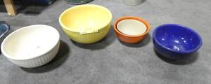 lot 114 image: Vintage stoneware set of mixing bowls in good condition