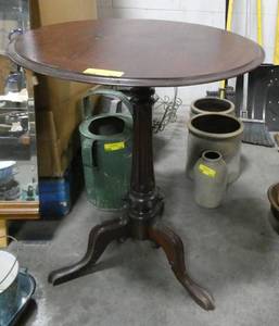lot 121 image: Nice round end table
