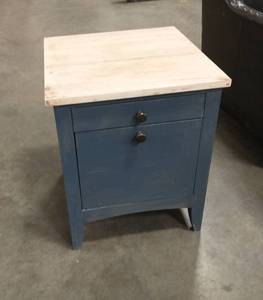 lot 160 image: Nice bedside tablecabinet