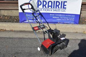 lot 9 image: Toro Powercurve snow thrower 1800 powers on but needs a new belt