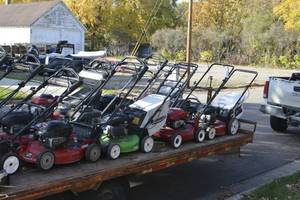 lot 10 image: Large lot of self propelled lawn mowers