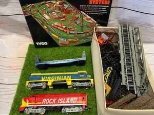 lot 52 image: Miscellaneous Model Train Cars, Trap, etc