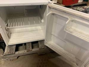 lot 85 image: Sanyo Dorm Refrigerator