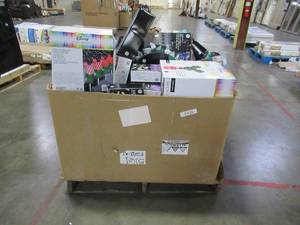 lot 342 image: WHOLESALE MIXED PALLET OF MISCELLANEOUS CHRISTMAS LIGHTS & DECORATIONS