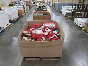 lot 500 image: WHOLESALE MIXED PALLET OF MISCELLANEOUS CHRISTMAS LIGHTS & DECORATIONS