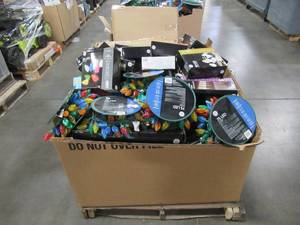 lot 502 image: WHOLESALE MIXED PALLET OF MISCELLANEOUS CHRISTMAS LIGHTS & DECORATIONS