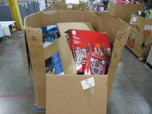 lot 506 image: WHOLESALE MIXED PALLET OF MISCELLANEOUS CHRISTMAS LIGHTS & DECORATIONS