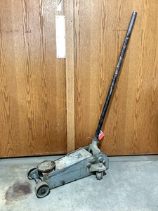 lot D033 image: 3 Ton Floor Jack