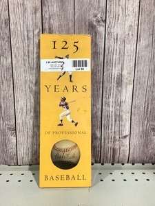 lot G098 image: Collectible Baseball Book